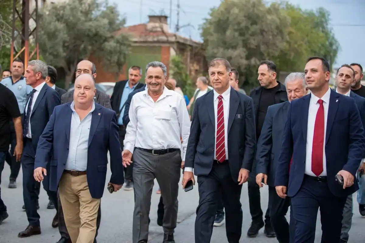 Başkan Tugay, İzmir Işıkkent Ayakkabıcılarını Ziyaret Etti 1 Başkan Tugay, İzmir Işıkkent Ayakkabıcılarını Ziyaret Etti