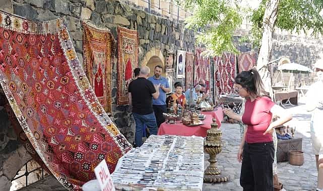 antika ve koleksiyon meraklilari tarihin merkezinde bulusuyor