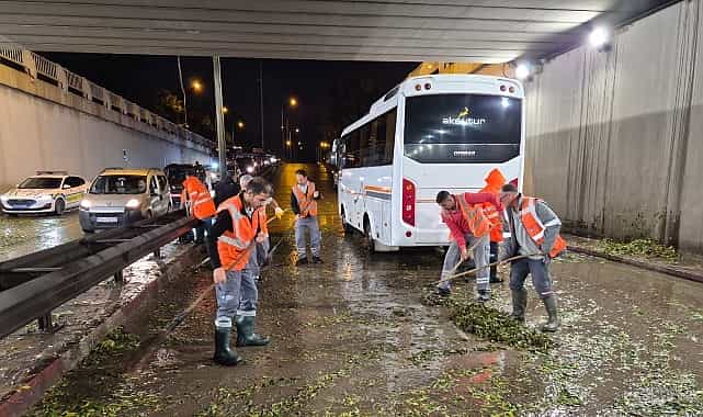 Büyükşehir ekipleri yağışın yarattığı olumsuzluklara hızla müdahale etti 1 buyuksehir ekipleri yagisin yarattigi olumsuzluklara hizla mudahale etti