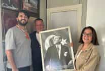 cesme belediyesinden muhtarlar haftasinda anlamli hediye ataturk tablosu