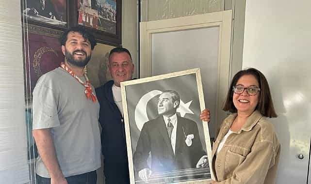 Çeşme Belediyesi’nden Muhtarlar Haftasında anlamlı hediye: Atatürk tablosu 1 cesme belediyesinden muhtarlar haftasinda anlamli hediye ataturk tablosu