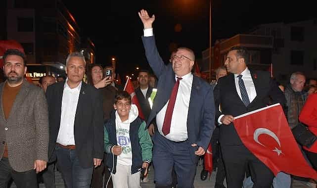 cumhuriyetin 102 yildonumu edremitte coskuyla kutlandi