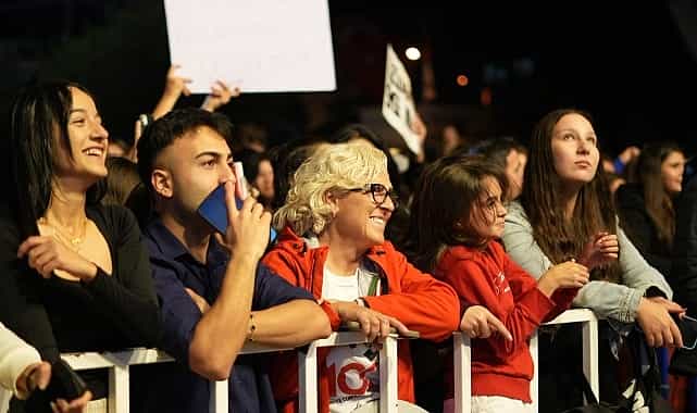 Didim’de Cumhuriyet Coşkusu: Didimliler Meydanı Doldurarak Bayramı Kutladı 1 didimde cumhuriyet coskusu didimliler meydani doldurarak bayrami kutladi