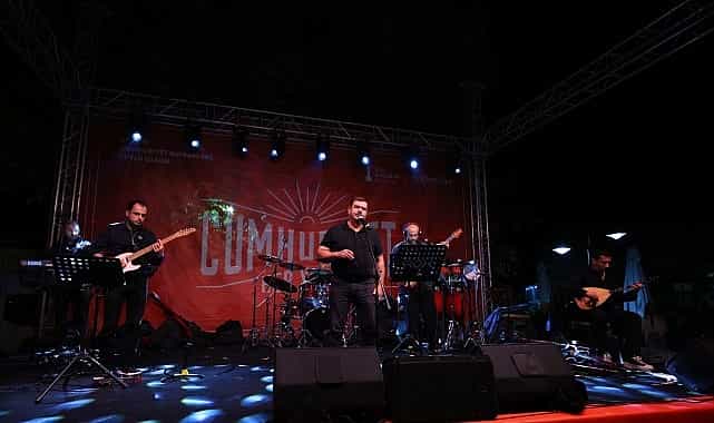 Efes Selçuk’ta 29 Ekim Gururu: Cumhuriyet Coşkusu Meydanlara Taştı 1 efes selcukta 29 ekim gururu cumhuriyet coskusu meydanlara tasti