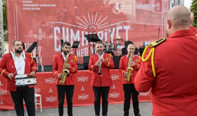 İzmir’de Cumhuriyet coşkusu başladı 1 izmirde cumhuriyet coskusu basladi