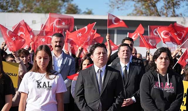 Kadıköy’de, 29 Ekim Kutlamaları Meşale Yakma Töreni ile Başladı 1 kadikoyde 29 ekim kutlamalari mesale yakma toreni ile basladi
