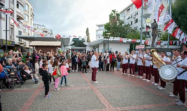 Karşıyaka’da 7’den 77’ye Cumhuriyet coşkusu! 1 karsiyakada 7den 77ye cumhuriyet coskusu