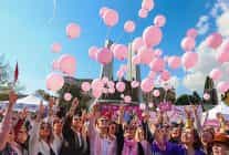 meme kanseri farkindaligi icin bakirkoyde gokyuzune pembe balonlar ucuruldu