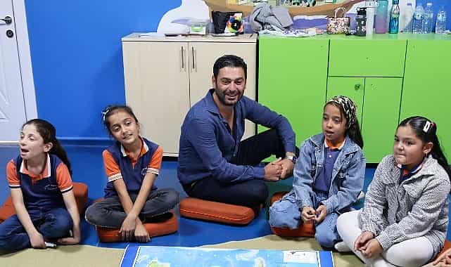 tegv gonullu elcisi oyuncu ozan akbaba tegv mardin midyat ogrenim biriminde cocuklarla bulustu