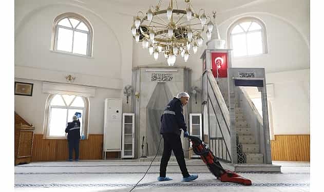 aydin buyuksehir belediyesi camilerde temizlik calismalarini surduruyor