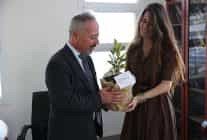 cesme belediyesinden ogretmenlere anlamli 24 kasim hediyesi