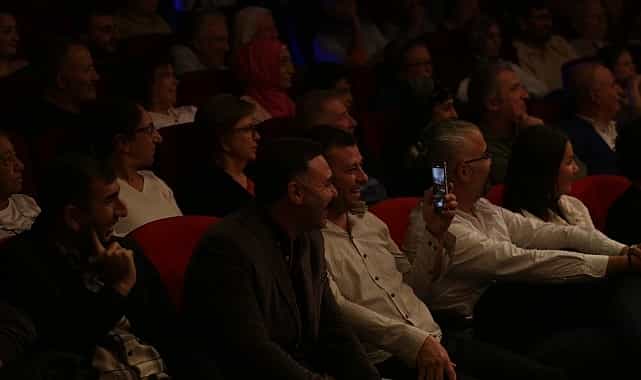 “Çiğli Komedi Akşamları” Öğretmenlere Neşeli Bir Gece Yaşattı 1 cigli komedi aksamlari ogretmenlere neseli bir gece yasatti