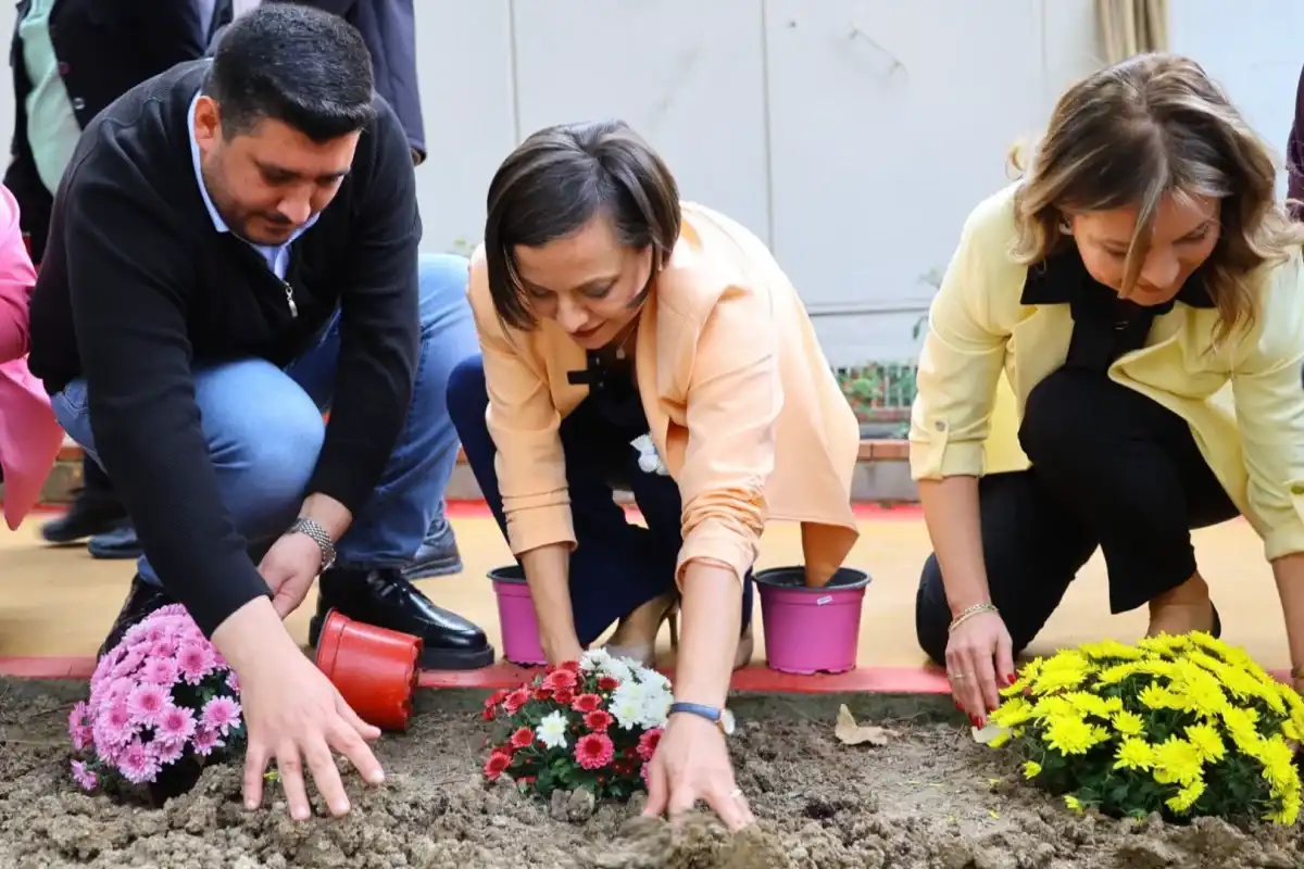 Karabağlar’da Park Yenileme Çalışmaları Sürüyor 1 Karabağlar’da Park Yenileme Çalışmaları Sürüyor