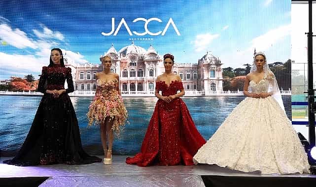 evlilik fuarinda gelinlik defilesi buyuledi