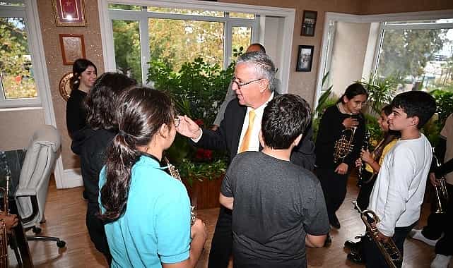 Geleceğin müzisyenlerinden Başkan Topaloğlu’na Öğretmenler Günü sürprizi 1 gelecegin muzisyenlerinden baskan topalogluna ogretmenler gunu surprizi