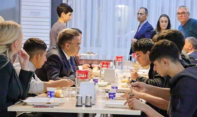 il milli egitim muduru dr omer yahsi pansiyonda ogrencilerin sofrasina konuk oldu