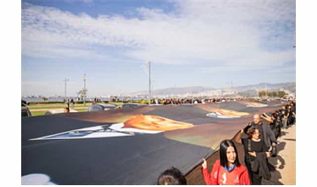 izmir atasina yurudu