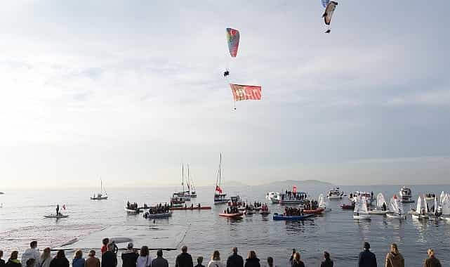 Kadıköy’de Binlerce Kişi Ata’ya Saygı Zinciri Oluşturdu 1 kadikoyde binlerce kisi ataya saygi zinciri olusturdu
