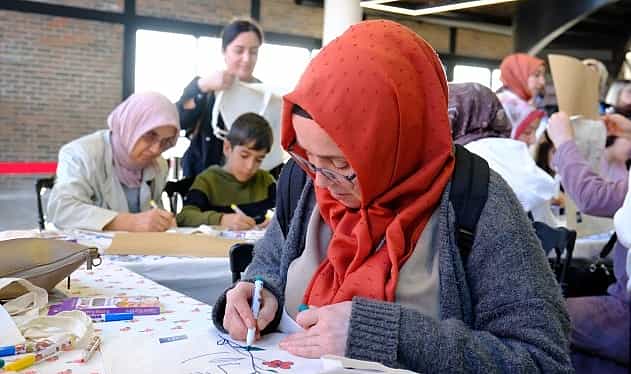 turuncu balonlarla kadina siddete dur mesaji