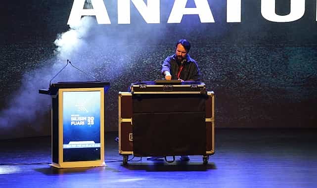 Yapay zekâ, Kongre Merkezi'nde müzikle coştu 1 yapay zeka kongre merkezinde muzikle costu