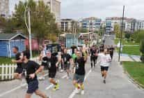 yuzlerce kisi ataya saygi icin kostu