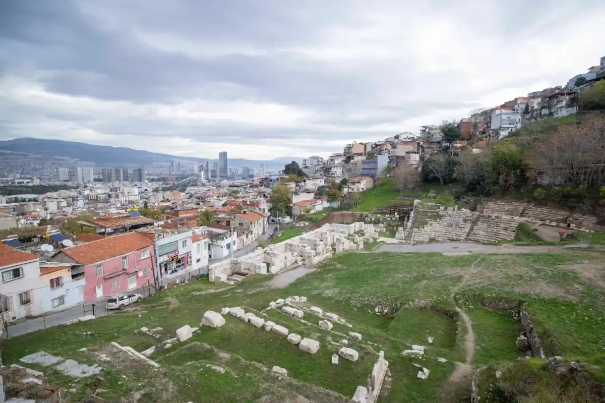İzmir Smyrna Tiyatrosu’nu Gün Yüzüne Çıkarıyor