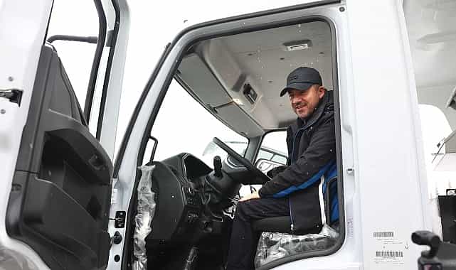 baskan ari kar kureme aracini surerek temizlik calismasi yapti