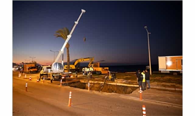 izsu ekipleri guzelbahce narlidere ana iletim hattindaki arizayi giderdi