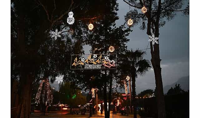 Kemer’de yılbaşı hazırlıkları tamamlandı 1 kemerde yilbasi hazirliklari tamamlandi