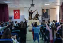 kendini arayan zurafa bucada miniklerle bulustu