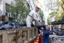 konak belediyesinden cop ev operasyonu 4 kamyon atik cikti