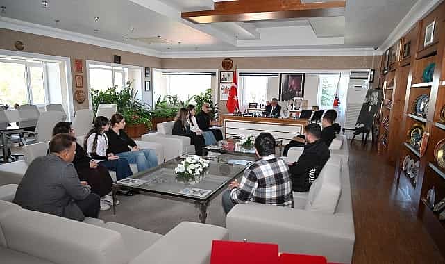 Öğrencilerden Başkan Topaloğlu’na teşekkür ziyareti 1 ogrencilerden baskan topalogluna tesekkur ziyareti