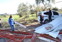 antalya buyuksehir belediyesi hortumdan zarar goren vatandasin yaninda
