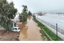 antalya buyuksehir belediyesi sel afetinden zarar goren vatandasin yaninda