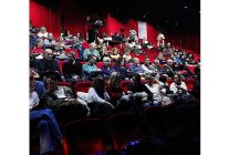 ayvalik belediye tiyatrosundan carpici bir promiyer mudahil perde dedi