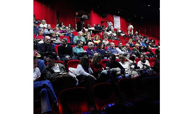 ayvalik belediye tiyatrosundan carpici bir promiyer mudahil perde dedi