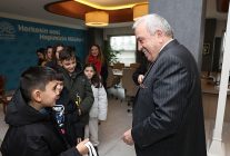 badirgali cocuklar el emeklerini baskan sadi ozdemire hediye etti