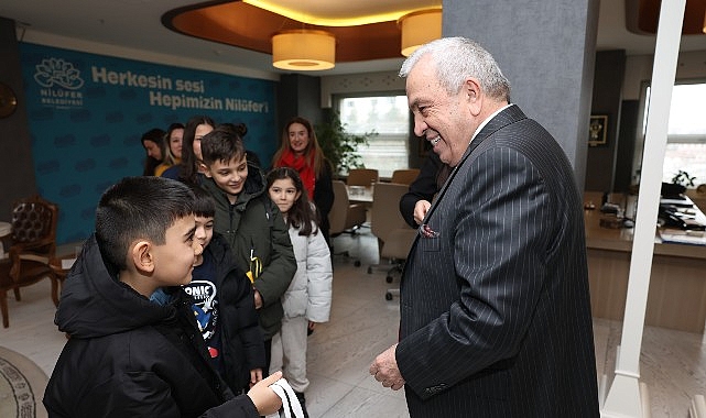 Badırgalı çocuklar el emeklerini Başkan Şadi Özdemir’e hediye etti 1 badirgali cocuklar el emeklerini baskan sadi ozdemire hediye etti