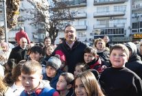 balcovada kar senligi coskusu baskan onur yigit cocuklarla kar sevincine ortak oldu