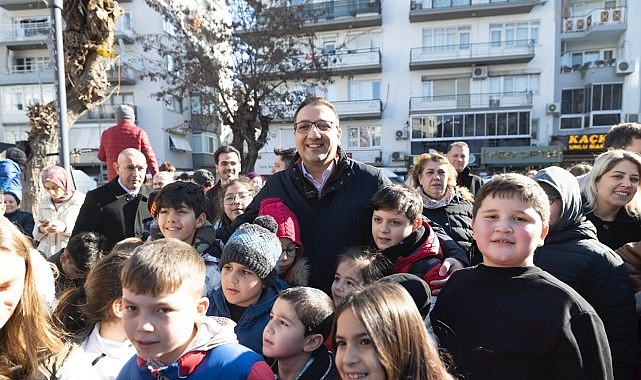 balcovada kar senligi coskusu baskan onur yigit cocuklarla kar sevincine ortak oldu