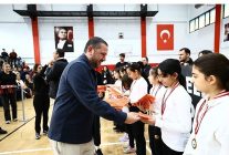 balcovadaki spor turnuvasinda ortak durus elinizi zorbaliga degil dostluga kaldirin