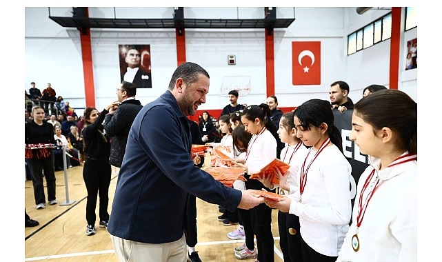 balcovadaki spor turnuvasinda ortak durus elinizi zorbaliga degil dostluga kaldirin