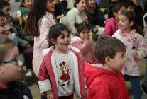 baskan cercioglu sokede cocuklari yariyil karne senligi ile bulusturdu