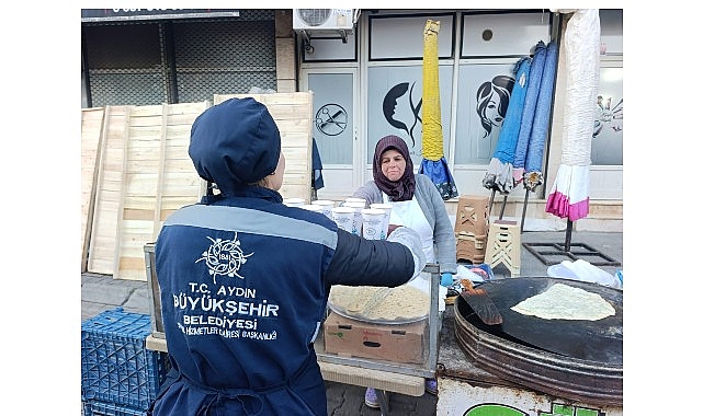 baskan cercioglundan vatandaslara ve pazarci esnafina sicak ikram
