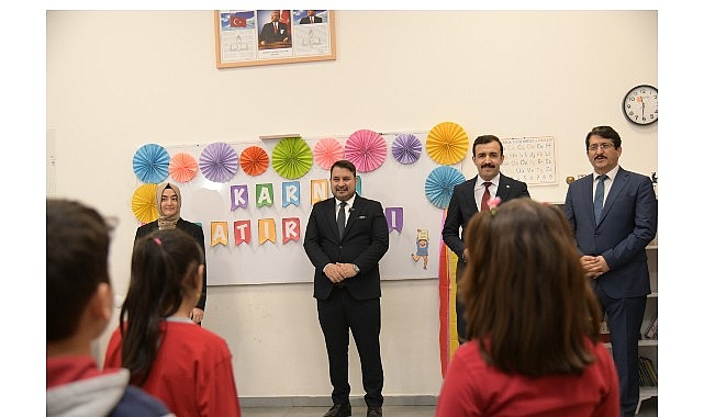 baskan cirpanoglu ogrencilerin karne heyecanina ortak oldu