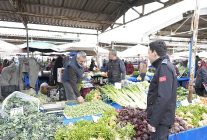 burhaniye belediyesi zabita ekipleri pazar denetimlerini surduruyor