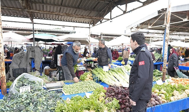 Burhaniye Belediyesi Zabıta Ekipleri Pazar Denetimlerini Sürdürüyor 1 burhaniye belediyesi zabita ekipleri pazar denetimlerini surduruyor