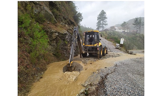 buyuksehir ekipleri yagis sonrasi bozulan yollari onariyor
