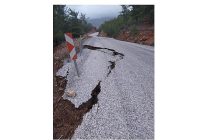 buyuksehir ekiplerinden alacami yolunda heyelan calismasi