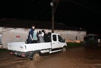 buyuksehir ve maski ekipleri yagmurda tum gucuyle sahada